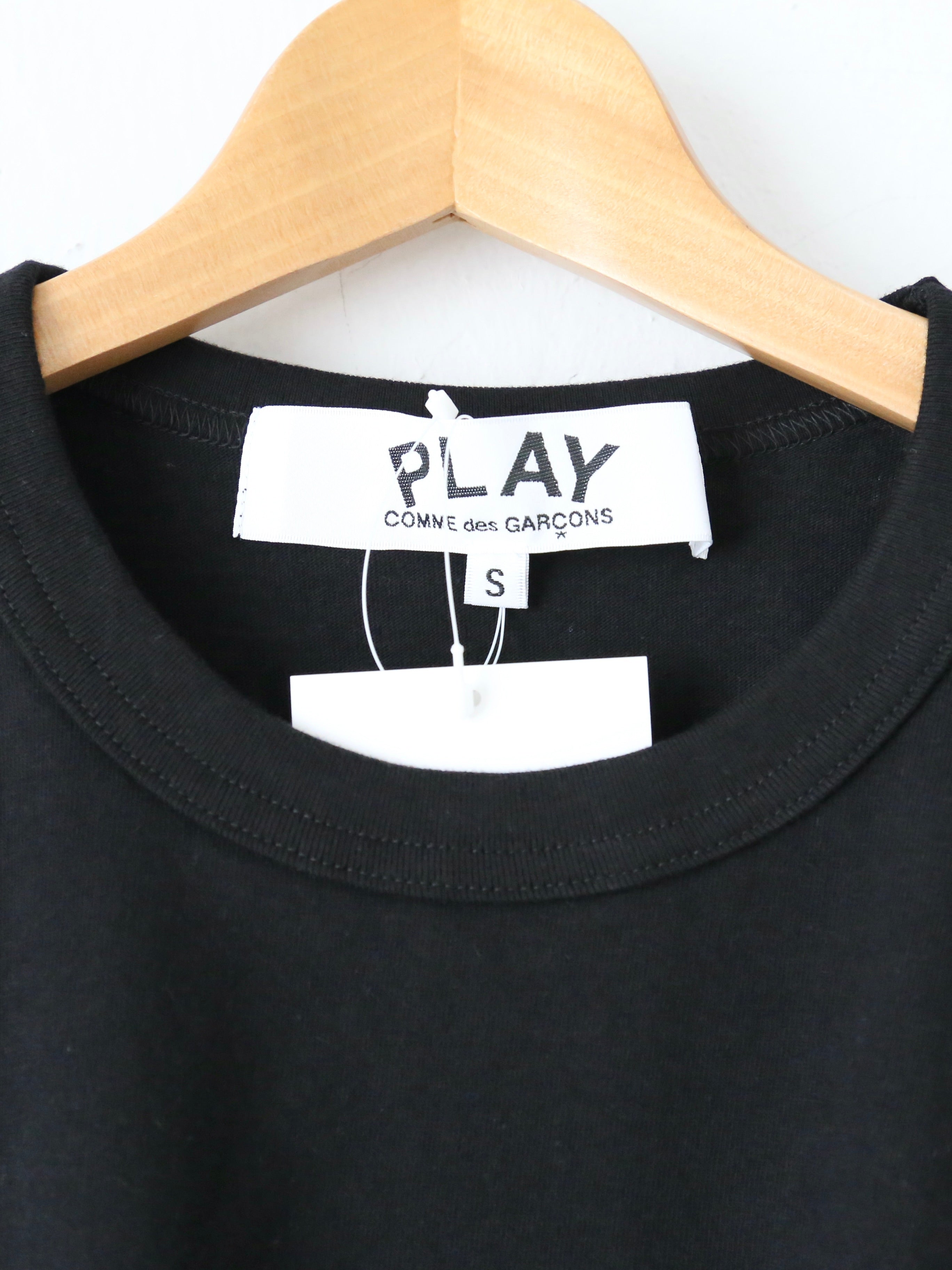 PLAY COMME des GARCONS ロングスリーブTシャツ(ブラック×レッド) [AX-T118-051]