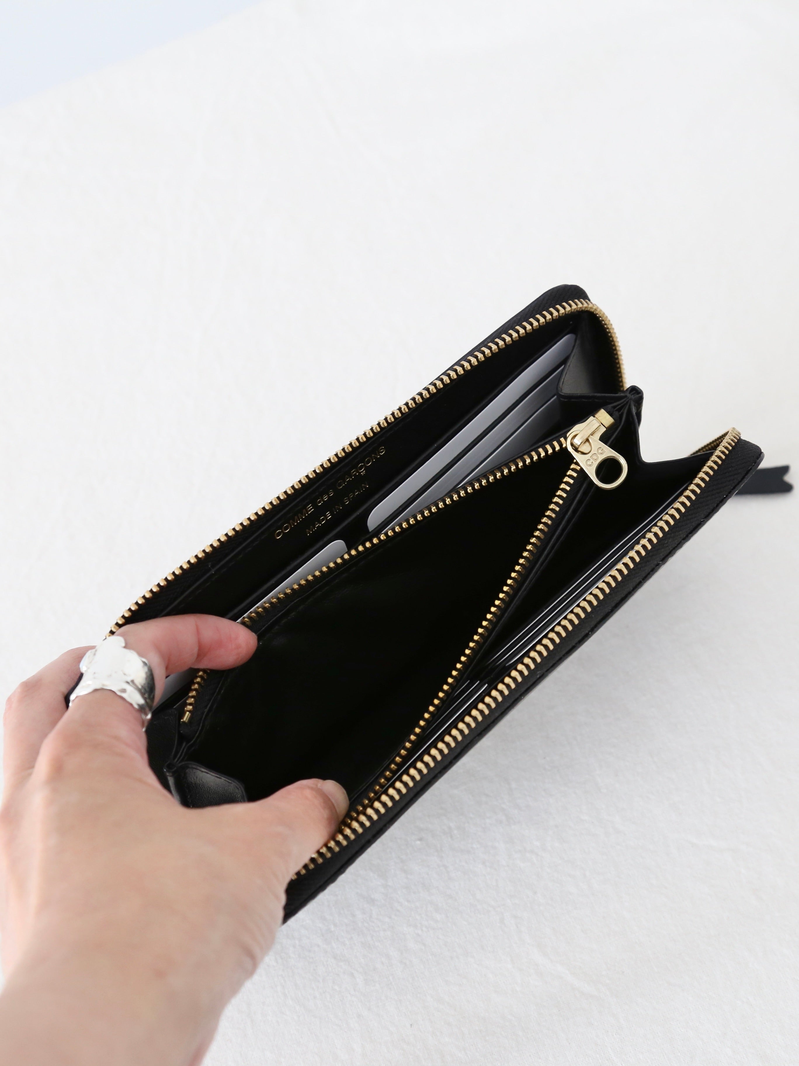 Wallet COMME des GARCONS クラシックレザー (長財布） [8Z-D101-051]