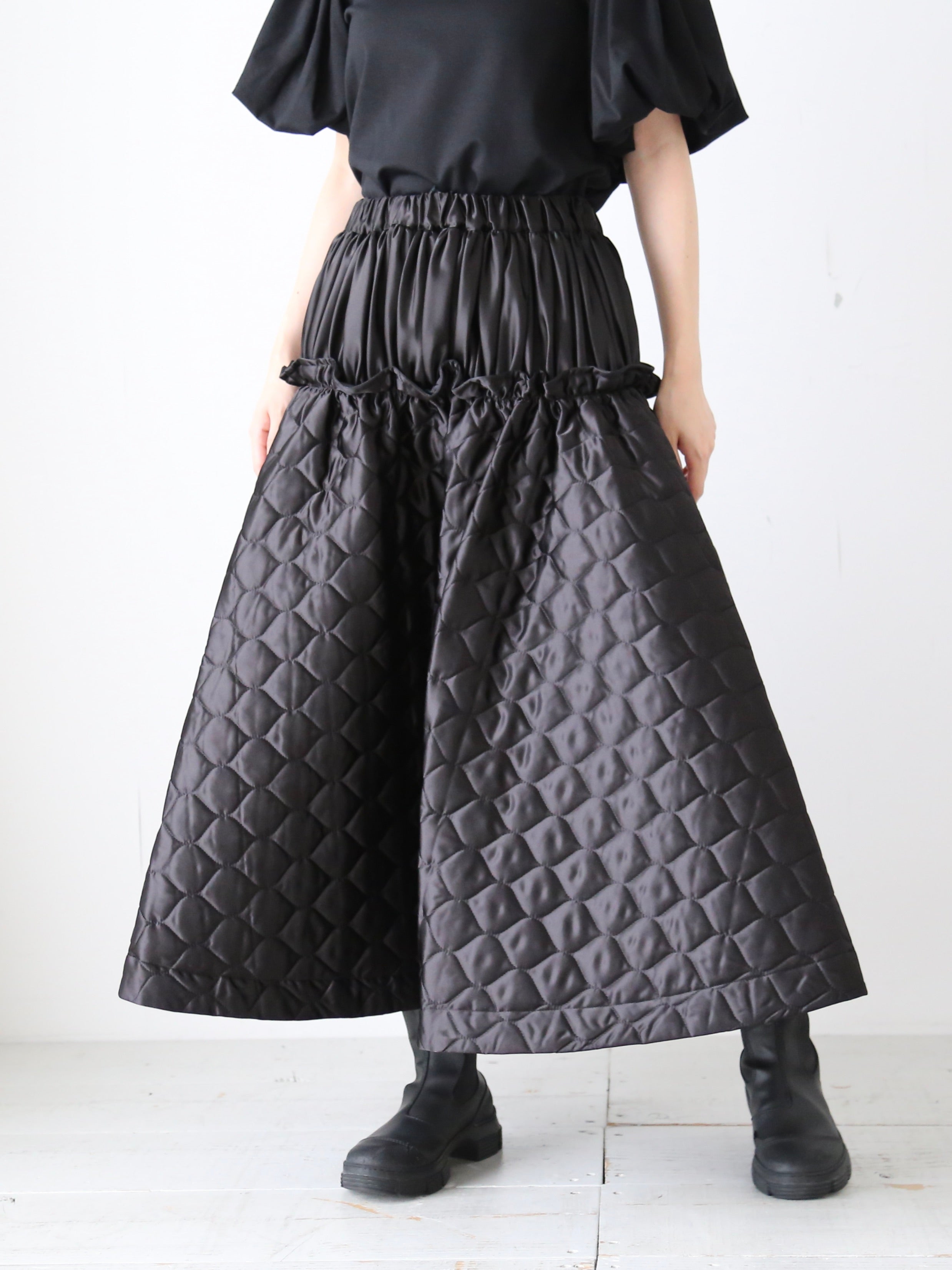 noir kei ninomiya アセテートサテンキルトスカート [3N-S018-051] – CREER